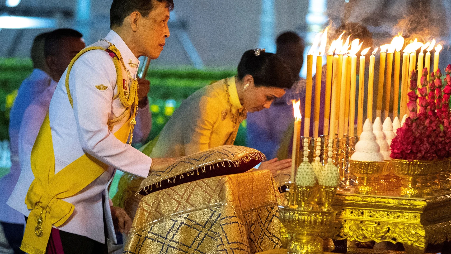 Maha Vajiralongkorn y la reina Suthida rinden homenaje al rey Rama I en Bangkok