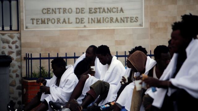 Imagen de archivo de inmigrantes que participaron en un salto en 2020. EFE/F.G. Guerrero