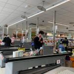 Consum ha incorporado gel hidroalcóholico en las entradas de la tienda
