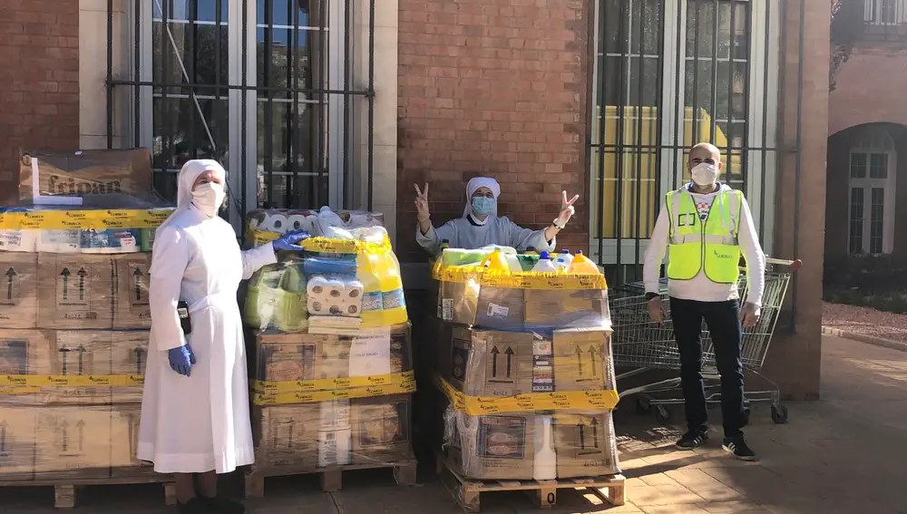 Donación de material de limpieza por parte de Correos a las Hermanitas de los Pobres de Málaga