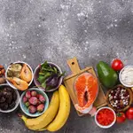 Los expertos recomiendan aumentar la ingesta de frutos rojos, pescado azul, lácteos, aguacate, plátanos y frutos secos para mejorar el ánimo