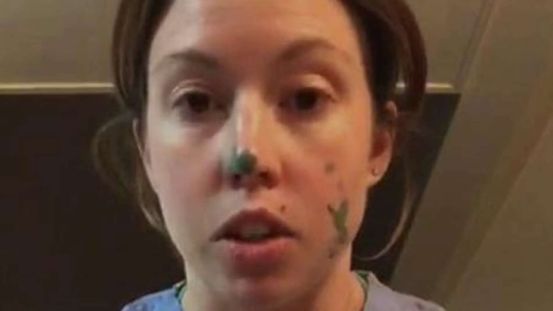 Molly Lixey muestra cómo el virus puede llegar a nuestra cara sin que nos demos cuenta