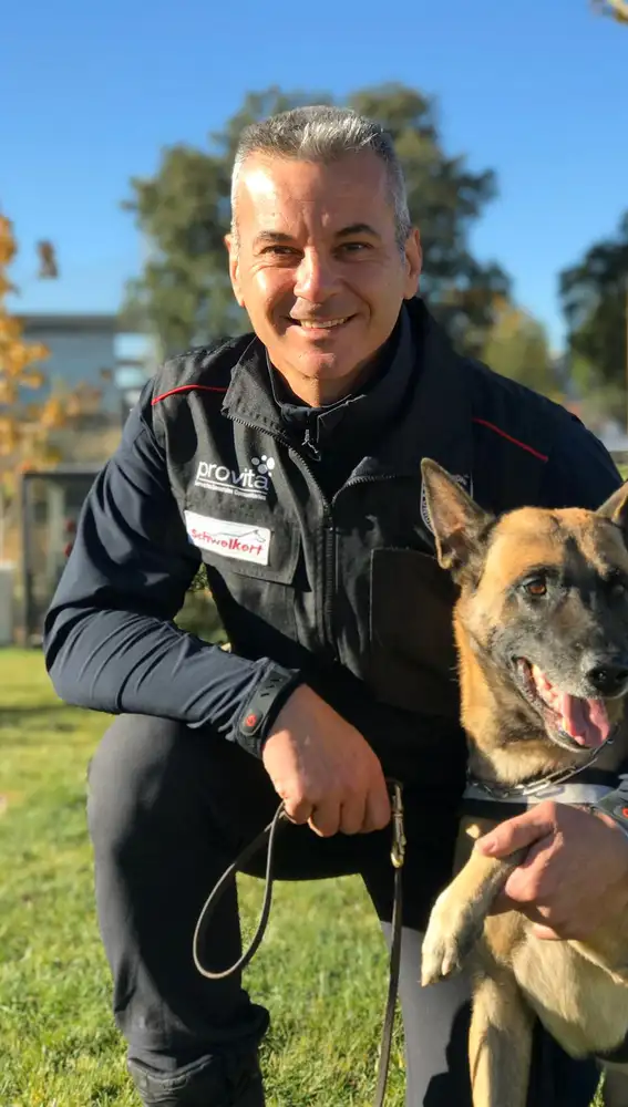Siro con su guía canino Javi, policía local de Alcobendas, Madrid