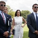 Stephanie Grisham escucha a Donald Trump en una rueda de prensa en los jardines de la Casa Blanca