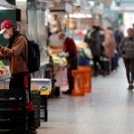 Vista general del pasillo central del Mercado Central durante el vigésimo cuarto día del estado de alarma decretado por el Gobierno por la crisis sanitaria del coronavirus