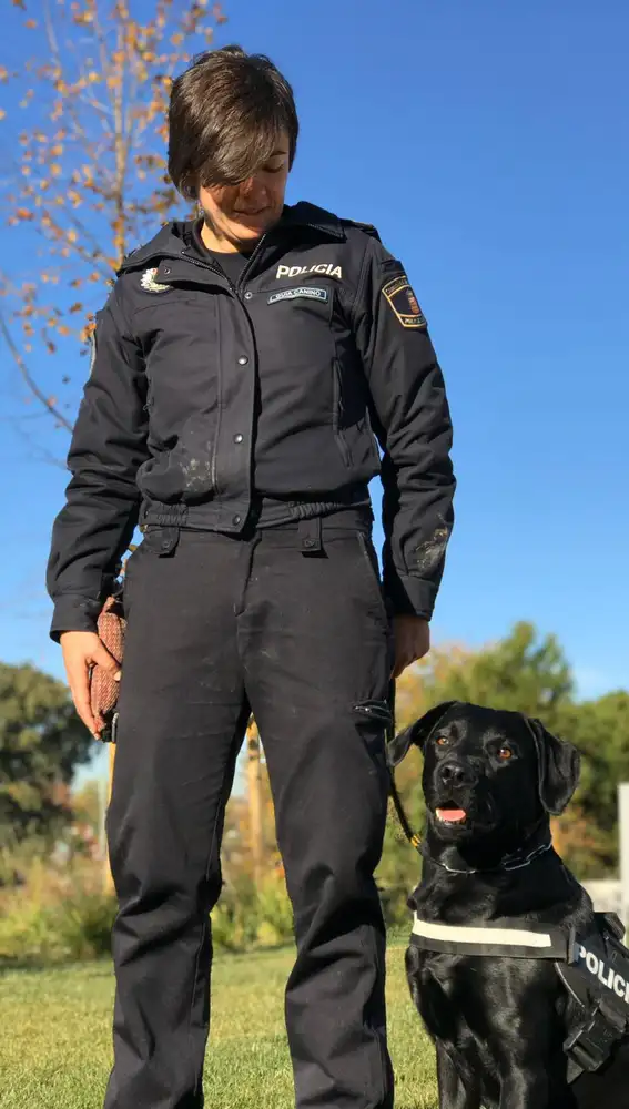 Agente canino Tocho con Elena, policía local de Alcobendas