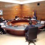 Fotografía facilitada por el gabinete de prensa de Moncloa que muestra al presidente del Gobierno, Pedro Sánchez (d) durante el Consejo de Ministros celebrado en Moncloa, Madrid este martes. EFE/ Jose Maria Cuadrado Jimenez/Moncloa Pool