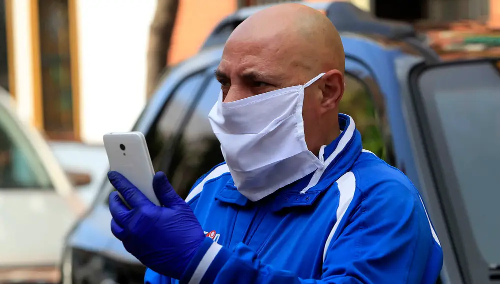 Un hombre con una mascarilla de tela, este martes en Sevilla