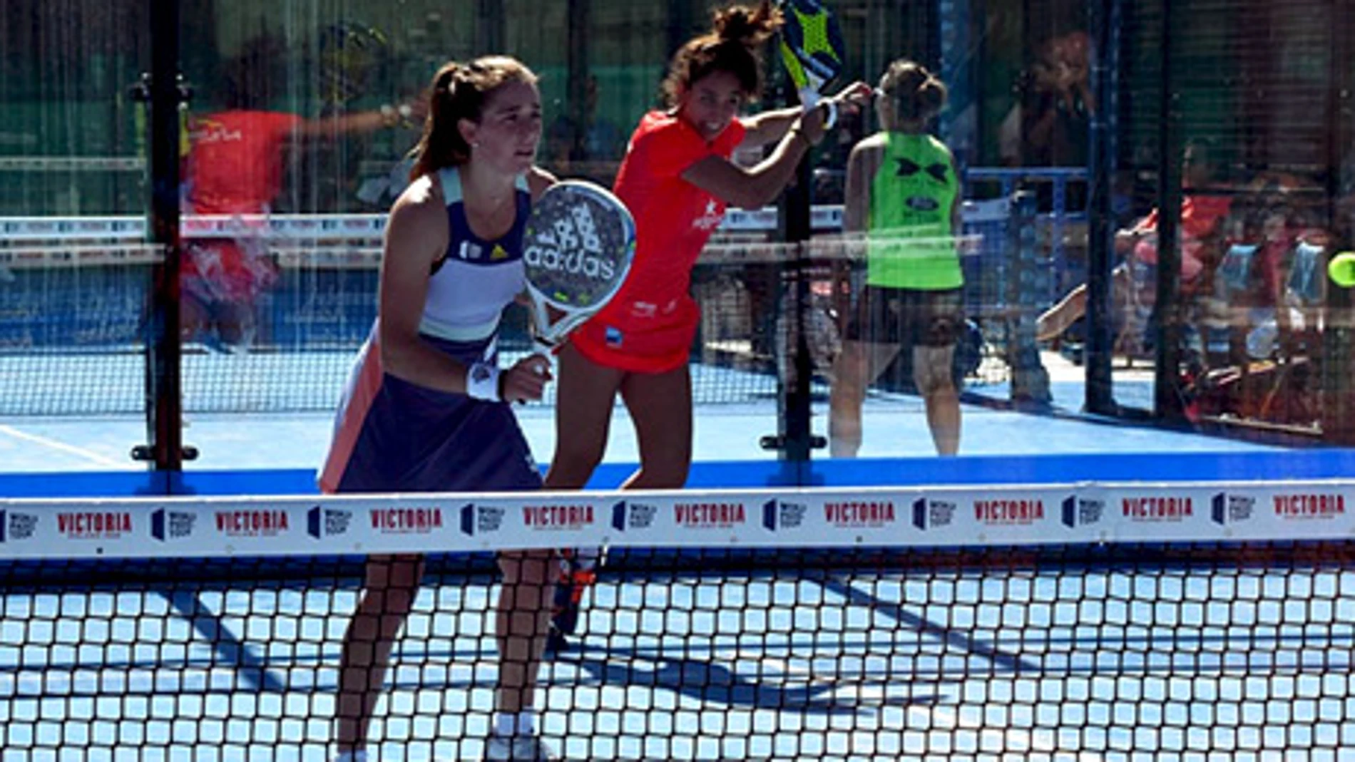 El saque en el pádel.