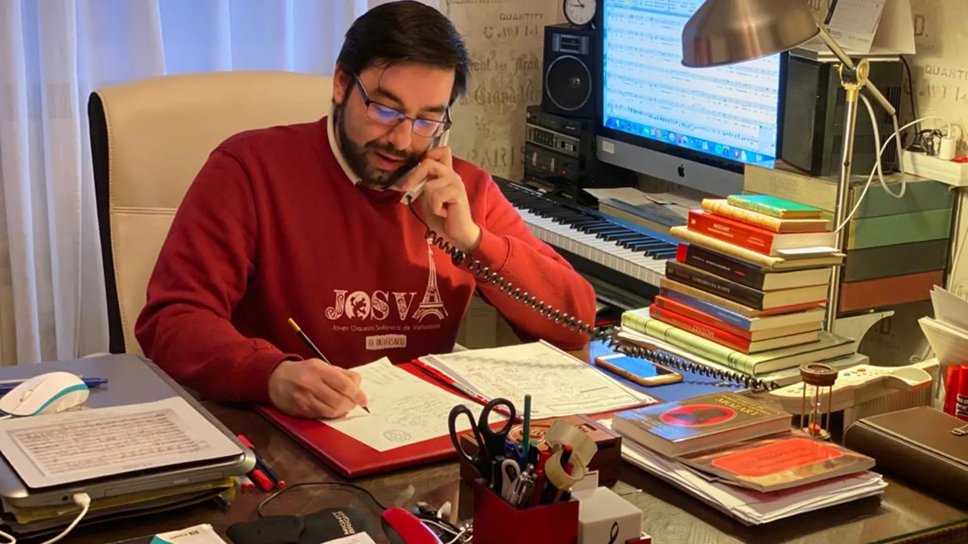 Ernesto Monsalve, confinando en su casa de Valladolid, ya trabajando después de superar el coronavirus