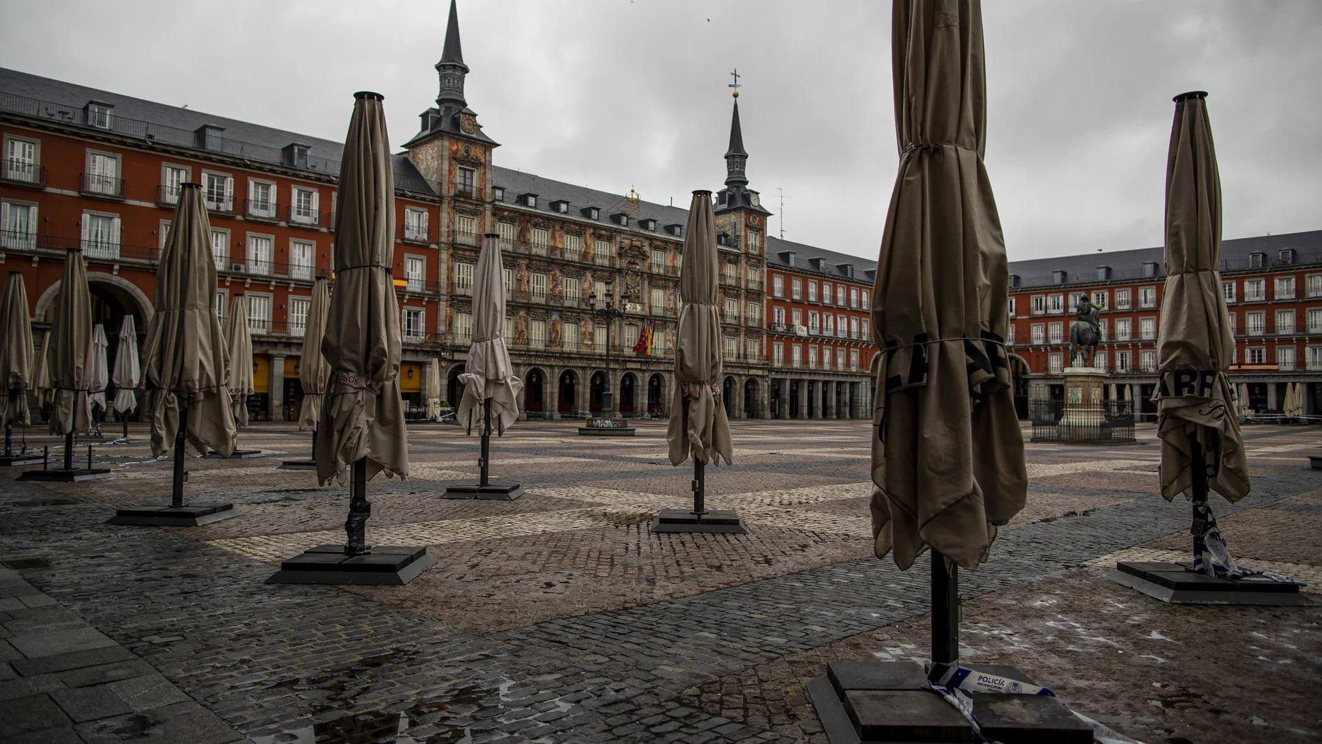 La abrupta caída del turismo ha afectado a una de las fuentes de recursos de nuestra economía, la hostelería. En la imagen, una vacía Plaza Mayor de Madrid