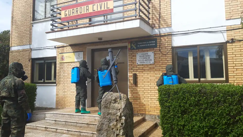 Unidades de la Brilat desinfectan cuarteles de la Guardia Civil en Mayorga y Medina de Rioseco