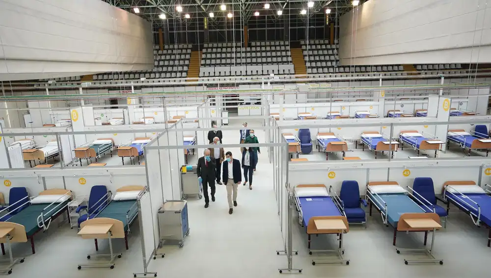 El presidente de la Junta de Andalucía, Juanma Moreno, visita el Hospital Auxiliar de Carranque, en Málaga.