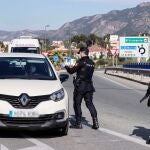 Miembros de la policía nacional realizan un control de tráfico en prevención de desplazamientos
