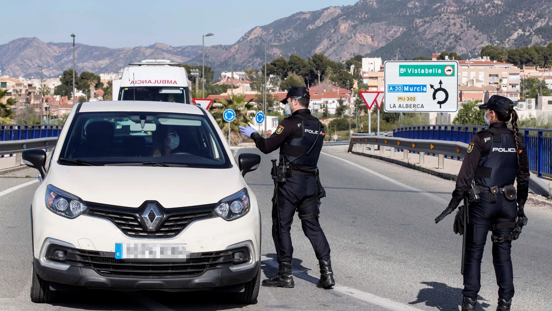 Miembros de la policía nacional realizan un control de tráfico en prevención de desplazamientos