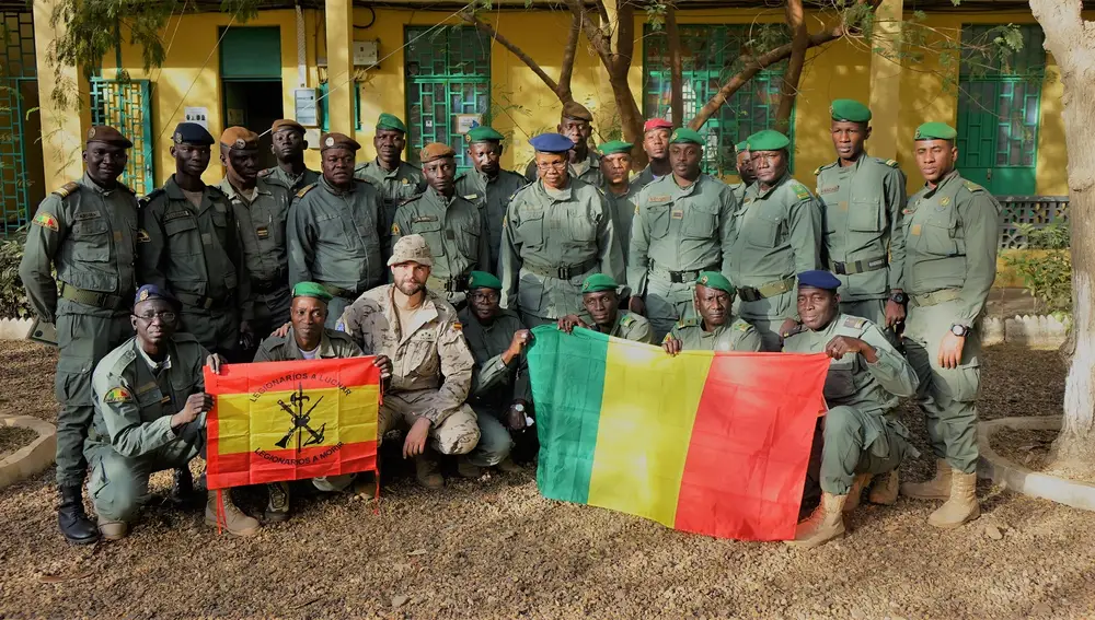 Militares españoles y malienses tras finalizar un curso