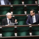 El líder del partido Ley y Justicia (PiS), Jaroslaw Kaczynski, conversa con el primer ministro polaco, Mateusz Morawiecki, en una sesión del Parlamento en Varsovia/EFE