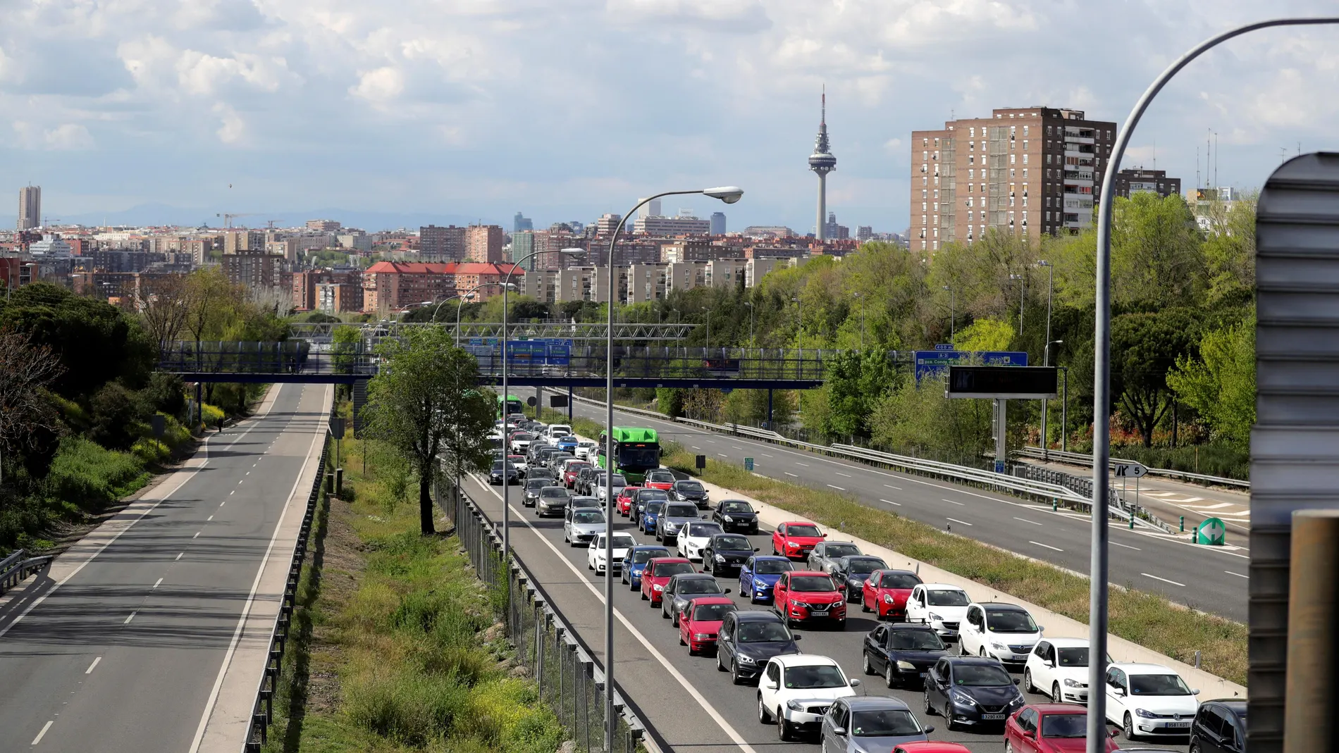 Vista de un atasco durante un control de tráfico este pasado miércoles en Madrid. EFE/JuanJo Martín