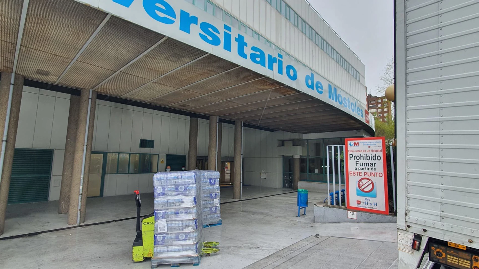 Parte del cargamento de agua que ha recibido el Hospital de Móstoles