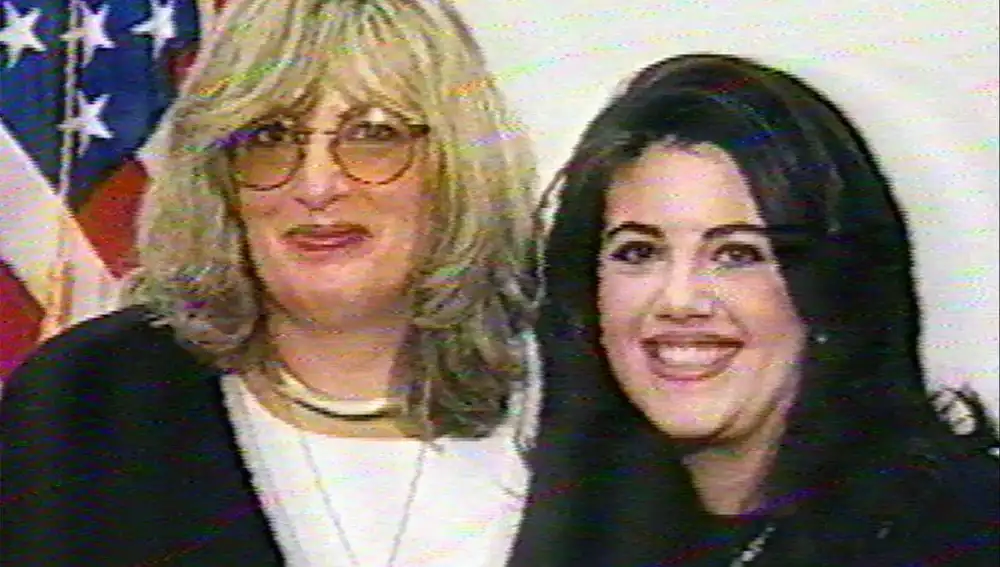 Fotografía de archivo de Linda Tripp (izq.) y Monica Lewinsky (der.) en la década de los 90