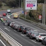GRAF7219. MADRID, 08/04/2020.- La Guardia Civil realiza un control en la carretera de Colmenar en Madrid, este miércoles. La Policía Nacional incrementa la vigilancia por las noches y los controles durante Semana Santa al observar en los últimos días una cierta relajación en el cumplimiento de las medidas de restricción de la movilidad por el estado de alarma ante la pandemia del coronavirus COVID-19. EFE/Chema Moya