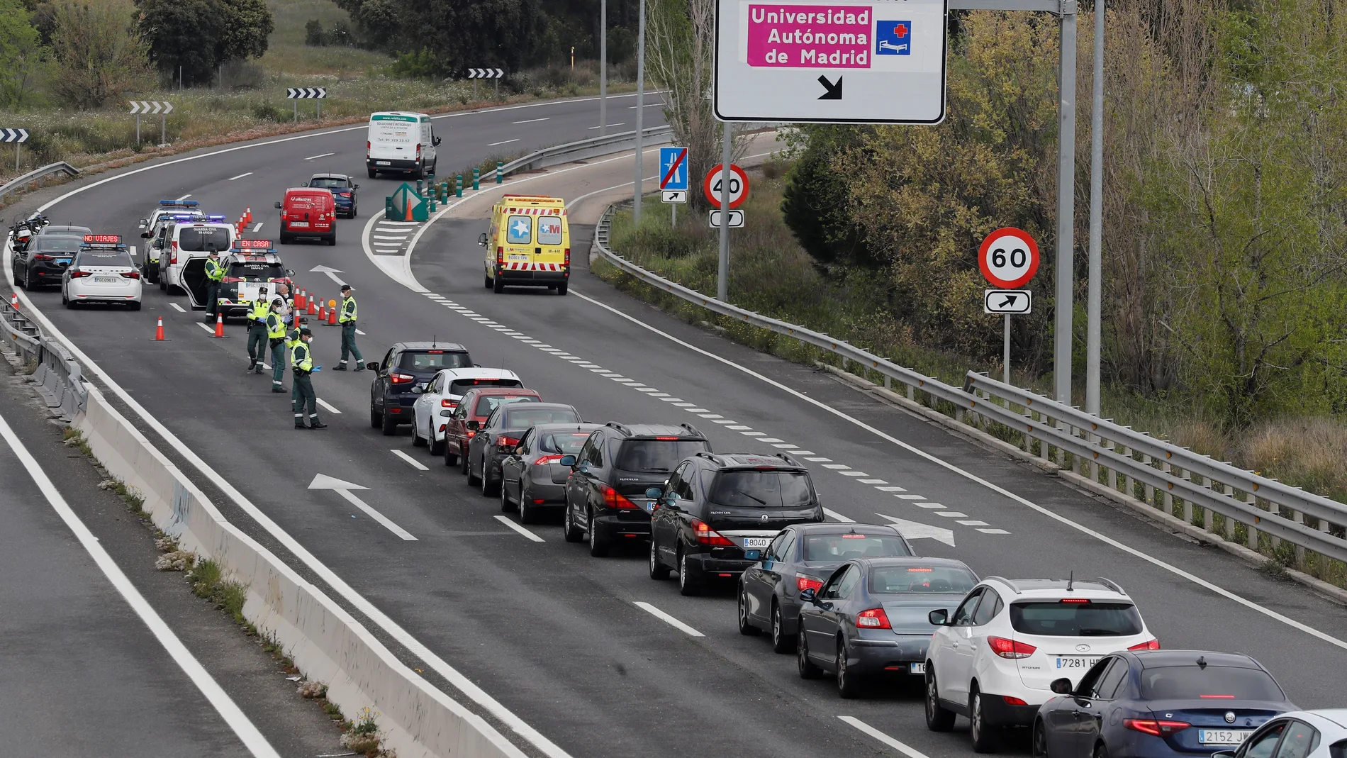 GRAF7219. MADRID, 08/04/2020.- La Guardia Civil realiza un control en la carretera de Colmenar en Madrid, este miércoles. La Policía Nacional incrementa la vigilancia por las noches y los controles durante Semana Santa al observar en los últimos días una cierta relajación en el cumplimiento de las medidas de restricción de la movilidad por el estado de alarma ante la pandemia del coronavirus COVID-19. EFE/Chema Moya