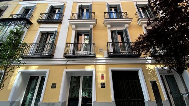Entrada al hotel Room Mate Alba, en la calle de las Huertas de Madrid