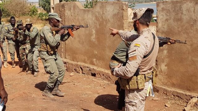 Un militar español durante un entrenamiento en Mali