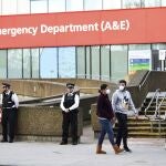 Dos agentes de policía custodian una de las entradas del hospital St Thomas, donde está ingresado el primer ministro británico