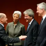 El vicecanciller alemán (izquierda), Olaf Scholz, hablando con Christine Lagarde, Paolo Gentiloni (centro) y el ministro francés Bruno Le Maire, en un Eurogrupo