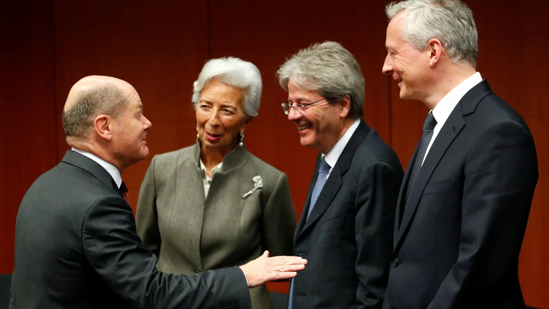 El vicecanciller alemán (izquierda), Olaf Scholz, hablando con Christine Lagarde, Paolo Gentiloni (centro) y el ministro francés Bruno Le Maire, en un Eurogrupo