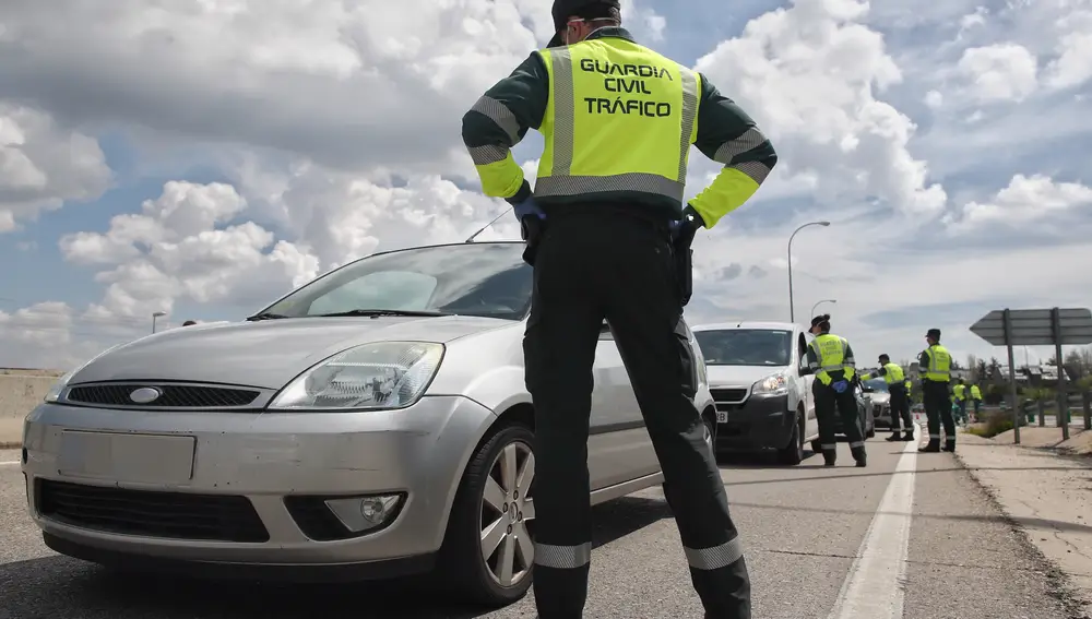 Un guardia civil da el alto a un vehículo en el punto kilométrico 19 de la A6 a su paso por la capital | Fuente: Eduardo Parra / Europa Press
