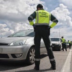 Un guardia civil da el alto a un vehículo en el punto kilométrico 19 de la A6 a su paso por la capital | Fuente: Eduardo Parra / Europa Press
