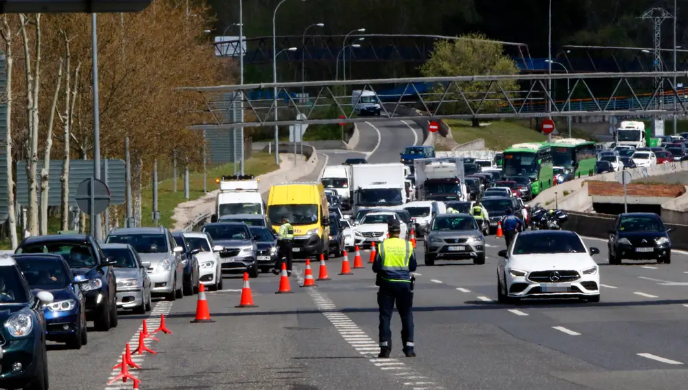 Retenciones en la Autopista A-6 al intensificarse los controles policiales ante el estado de alarma en vísperas del festivo, en Madrid, a 08 de abril de2020.AUTOPISTA;DGT;SEMANA SANTA;CORONAVIRUSJosé Ramón Hernando / Europa Press08/04/2020