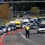 Retenciones en la Autopista A-6 al intensificarse los controles policiales ante el estado de alarma en vísperas del festivo, en Madrid, a 08 de abril de2020.AUTOPISTA;DGT;SEMANA SANTA;CORONAVIRUSJosé Ramón Hernando / Europa Press08/04/2020