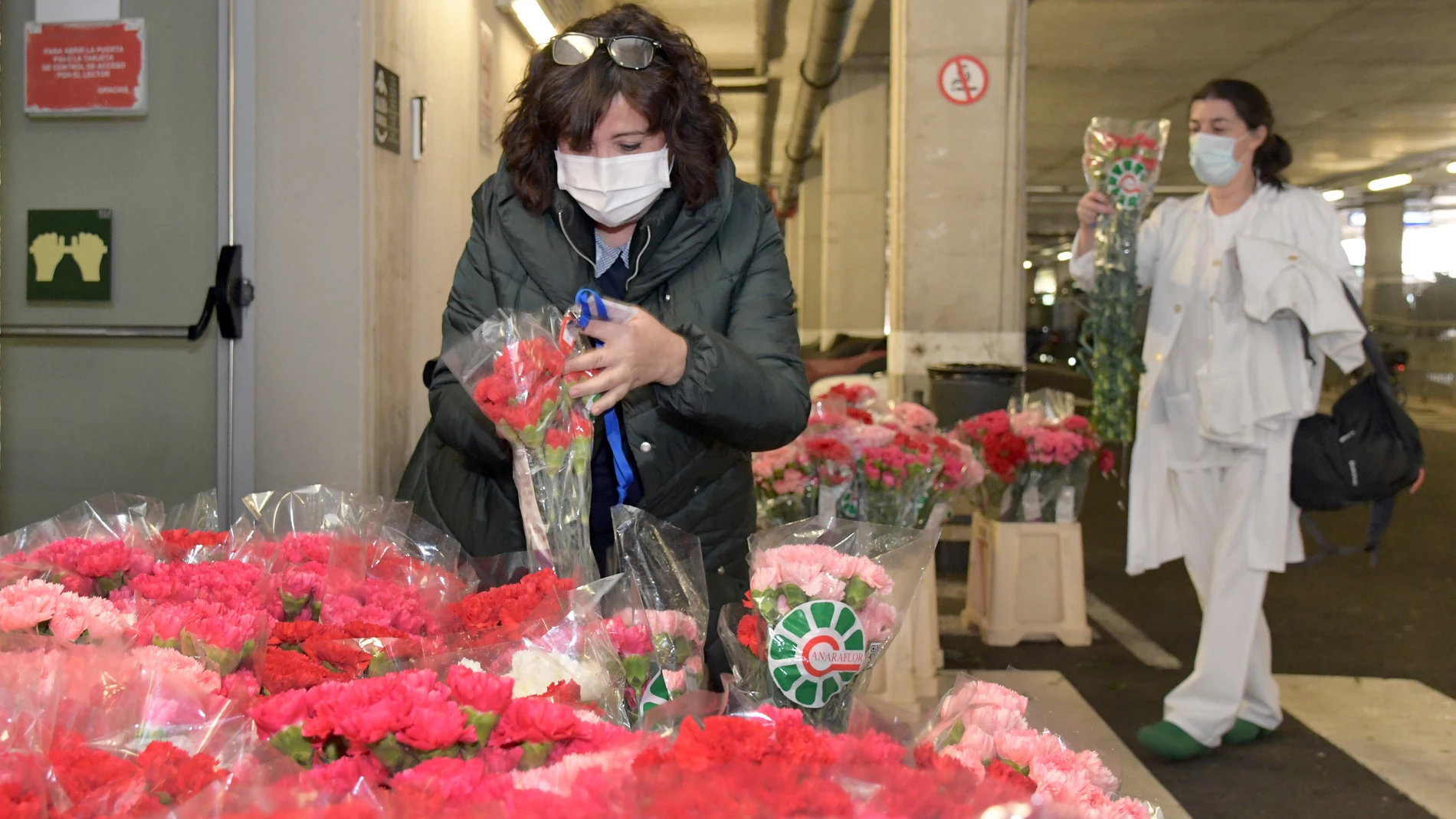 Reparto de flores a sanitarios del Hospital Universitario de Burgos en agradecimiento a su labor
