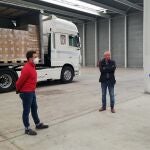 El presidente de la Diputación de Zamora, Francisco José Requejo, conversa con responsables de la institución ferial