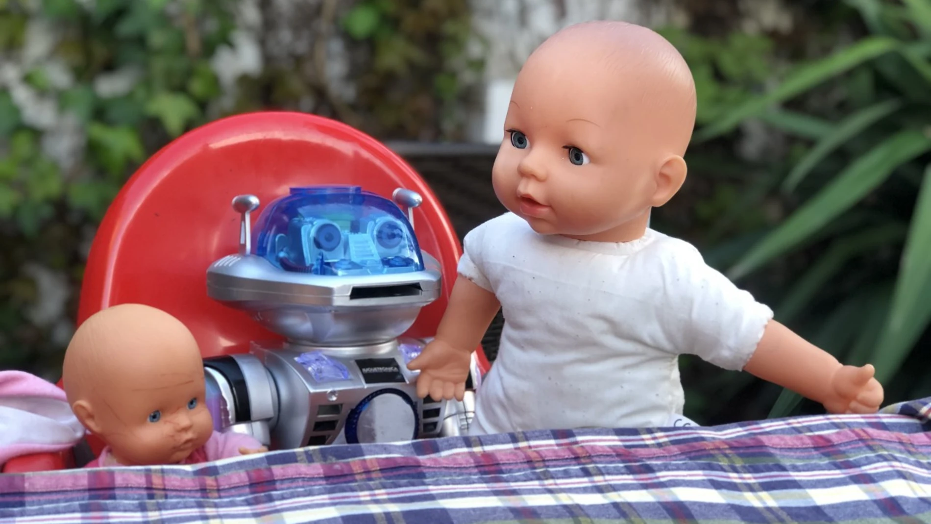 Después de casi un mes sin ver a nadie más que a sus padres y a metros de distancia a algunos vecinos en los balcones, los niños han invitado a unos amigos a comer