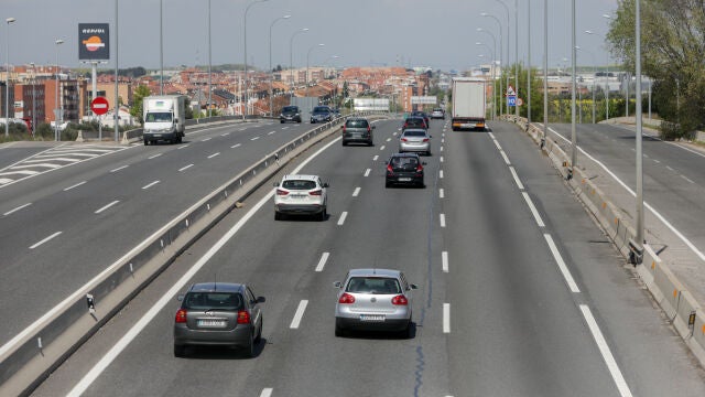 Coches circulando por una carretera andaluza, sobre las que el Gobierno ha propuesto gravar su uso