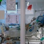 Un paciente con Covid en la UCI del Hospital Germán Trias i Pujol de Badalona