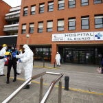 Labores de desinfección a las puertas del Hospital del Bierzo en Ponferrada