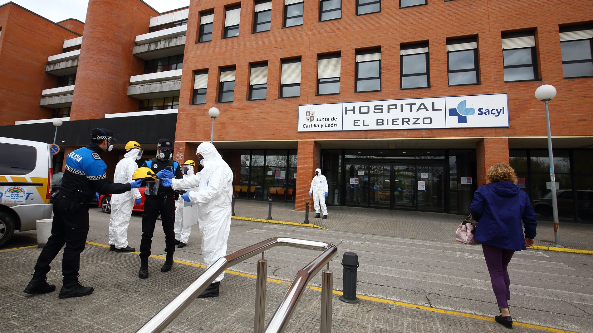 Labores de desinfección a las puertas del Hospital del Bierzo en Ponferrada