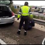 Imagen del control de tráfico y la exploración del coche del detenidoGUARDIA CIVIL08/04/2020