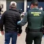 El detenido custodiado por un agente en Torrevieja.