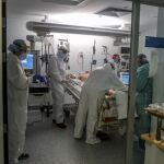Personal sanitario en una UCI en el Hospital Puerta de Hierro