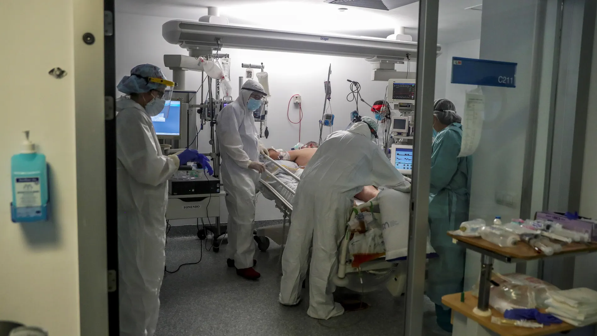 Personal sanitario en una UCI en el Hospital Puerta de Hierro