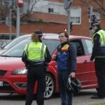 El alcalde de Madrid, José Luis Martínez Almeida, asiste a un control de tráfico de la Policía Municipal de MadridAYUNTAMIENTO DE MADRID09/04/2020