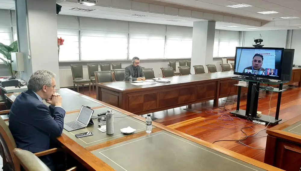 El delegado del Gobierno, Javier Izquierdo, mantiene una reunión telemática con entidades del tercer sector