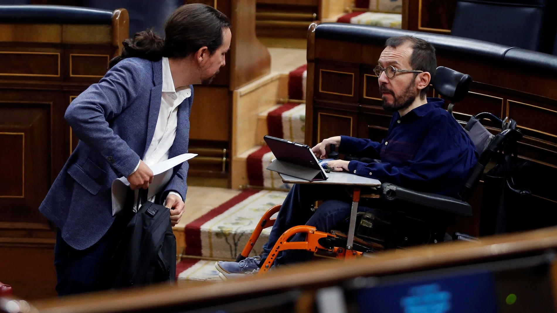 MADRID, 09/04/2020.- El vicepresidente segundo del Gobierno, Pablo Iglesias (i) conversa con el diputado de Unidas Podemos Pablo Echenique (d) durante el pleno celebrado este jueves en el Congreso para aprobar una nueva prórroga del estado de alarma, en un debate en el que también se abordará la nueva fase que se abrirá en las próximas semanas con el levantamiento progresivo de las restricciones a la movilidad por el coronavirus. EFE/Mariscal POOL