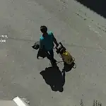 El detenido arrastrando una máquina limpiadora.GUARDIA CIVIL09/04/2020